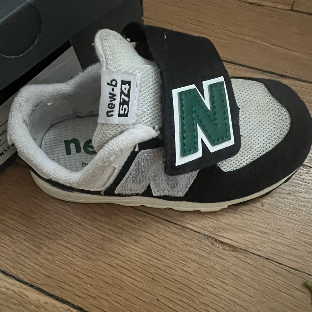 new-b 574 | New Balance Kids Black and White Hook N Loop Sneakers (Toddler 6) - Picture 3 of 8